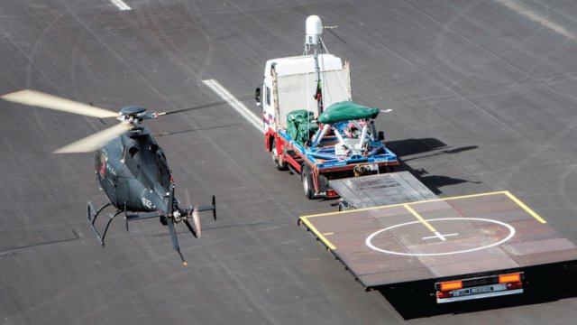 Flying-Solo-_DSEi15D1_