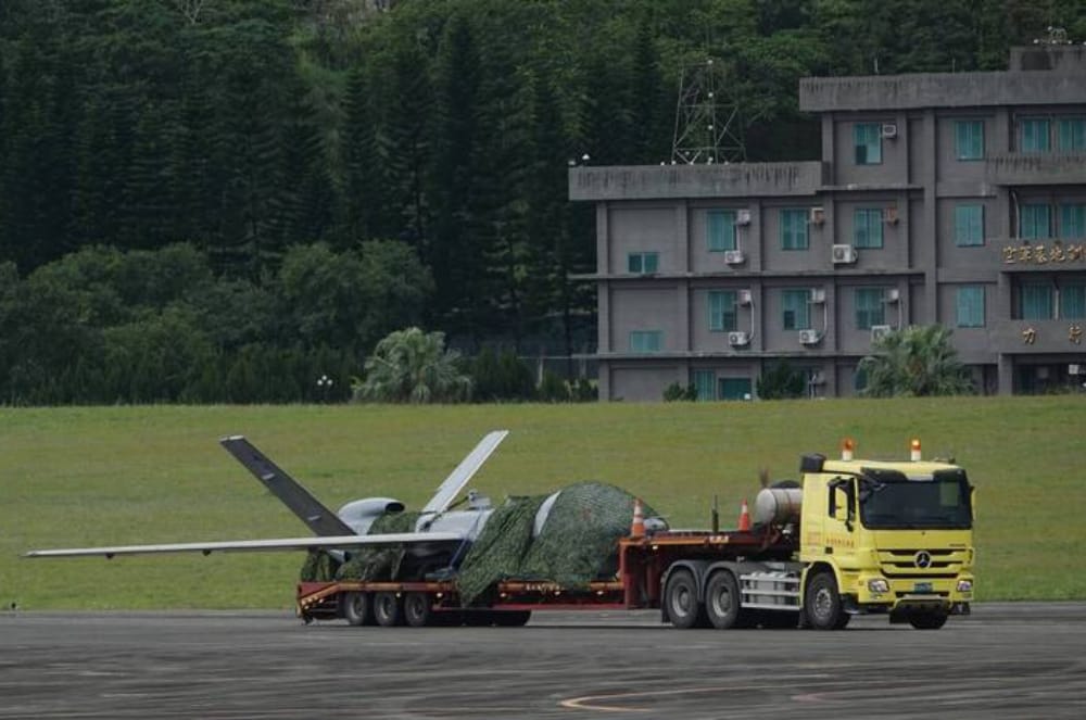 Taiwan’s Teng Yun 2 Skids off Runway on Test Flight